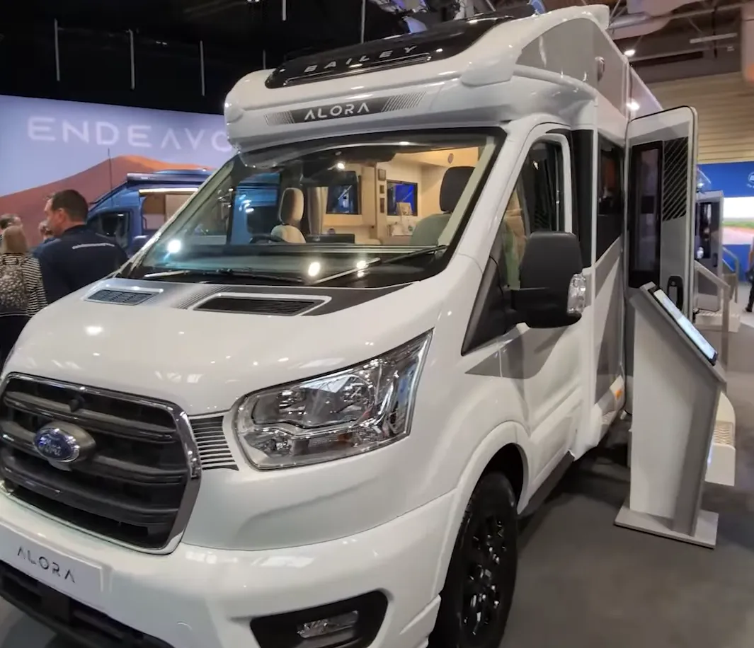 Bailey Stand Feature Alora