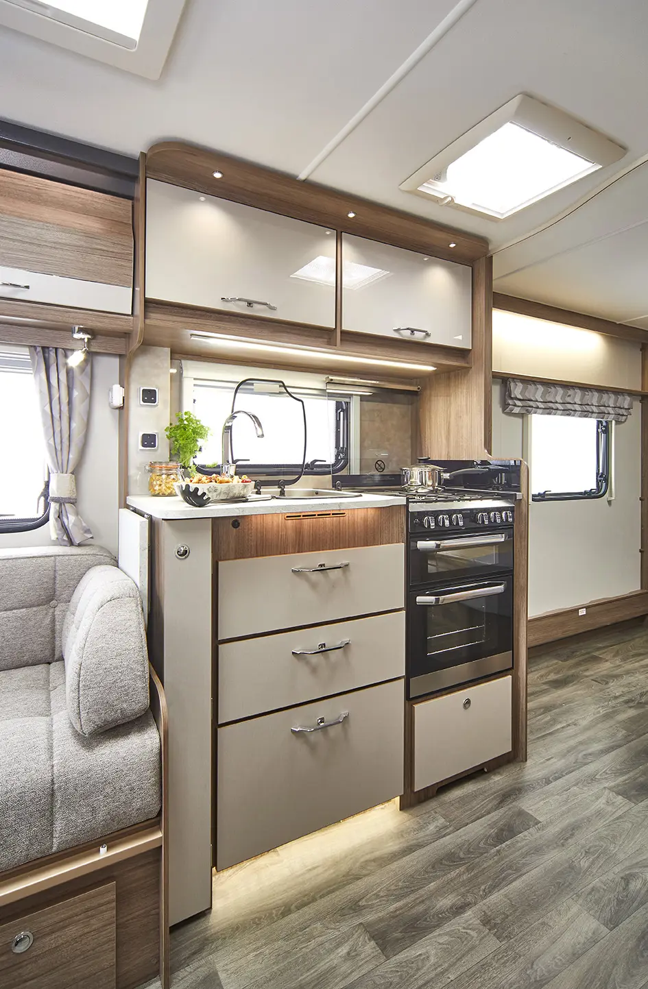 2022 VIP 575 Kitchen